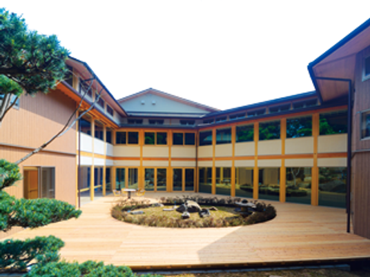 中庭を囲む木目調の建物  