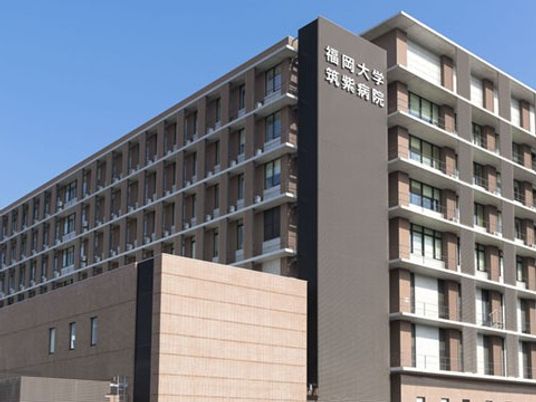 病院名のある建物外観  