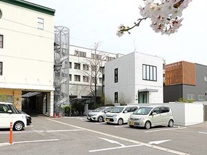 建物と駐車場の外観  