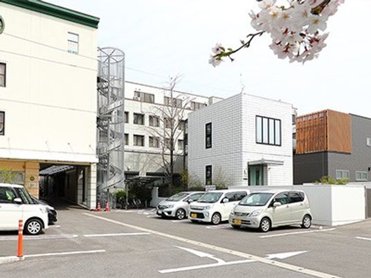 建物と駐車場の外観  