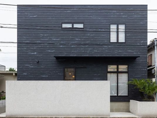 黒い外観の建物外観  
