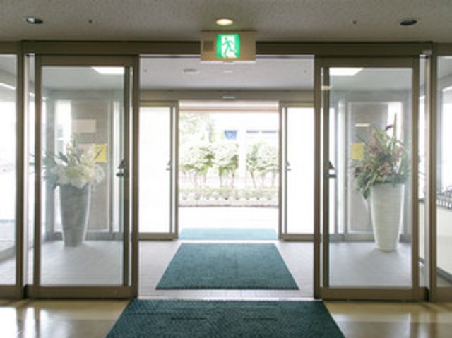 開放的な入り口のエントランス