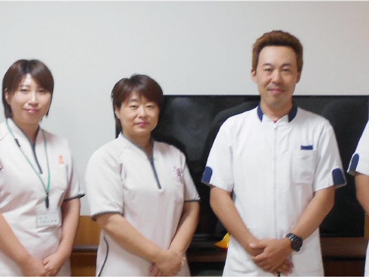 スタッフが並ぶ室内  