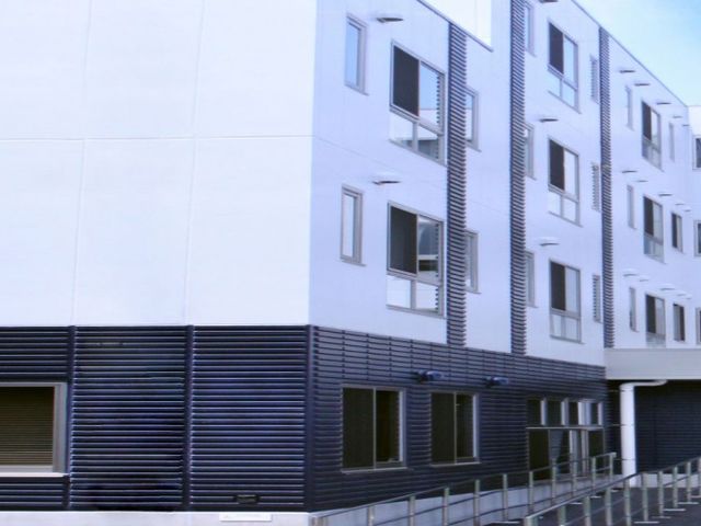 明るい外観の建物 外観 広々とした建物の外観は、明るさと開放感が感じられます。親しみやすい雰囲気が魅力です。