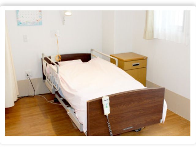 落ち着いた寝室 居室 自然光が優しく差し込む親しみやすい空間です。リラックスできる環境で働きやすいです。