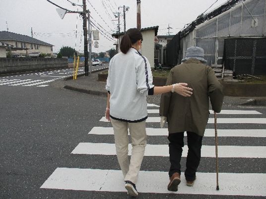 介護者と利用者の歩行