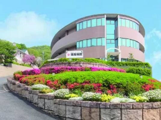 緑に囲まれた外観  