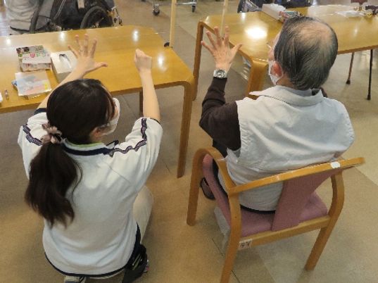 体操をする人々の一室  