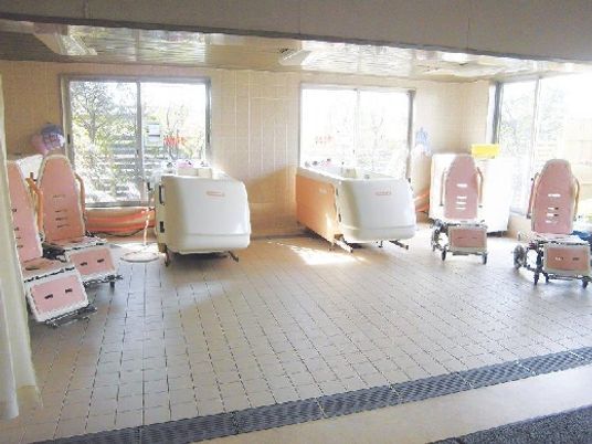 窓際に並ぶ浴槽の空間