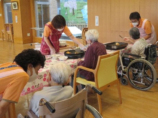 スタッフと利用者が交流する食堂