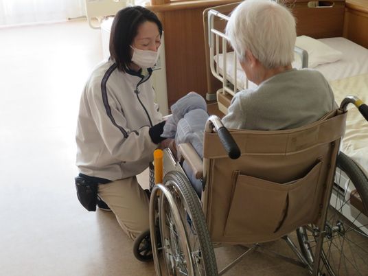 車椅子のケア場面