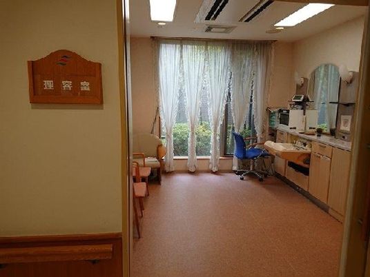 明るい光差し込む理美容室