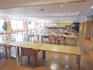 木製テーブルの広間