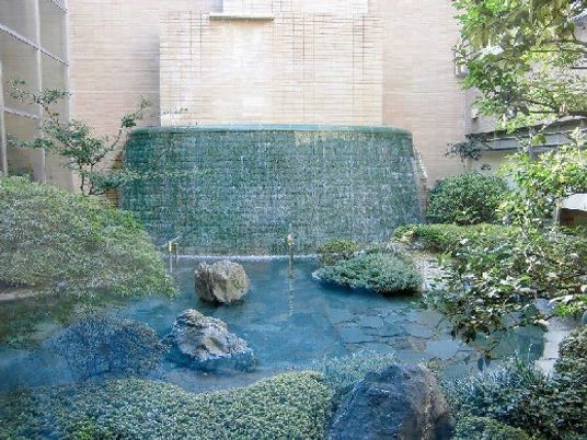 滝のある中庭