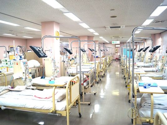 透析用ベッドの並ぶ室内  