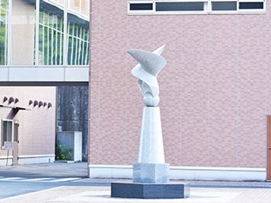 中庭のモニュメント  
