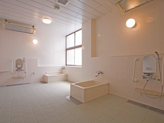 広くて明るい浴室 浴室 広々とした明るい浴室は、プライバシーにも配慮されています。快適な環境で癒しの時間を提供します。