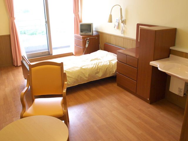 明るい個室の居室 居室 窓からの自然光が差し込む明るい室内です。安らぎを重視した家具配置になっています。