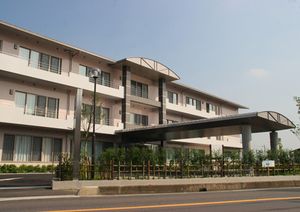 落ち着いた外観の建物
