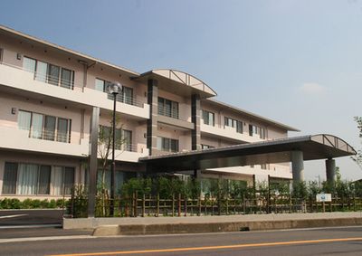 落ち着いた外観の建物