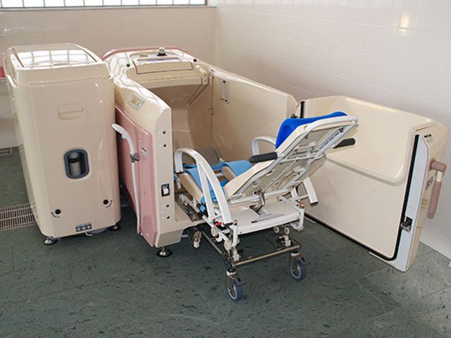 機械式浴槽の設備 浴室 最新の機械式浴槽で、安全に介助が行えます。移動もスムーズで安心です。