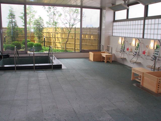 広々とした浴室 浴室 大きな窓から自然光が差し込む、開放的な浴室です。心地よい入浴の時間をお過ごしいただけます。
