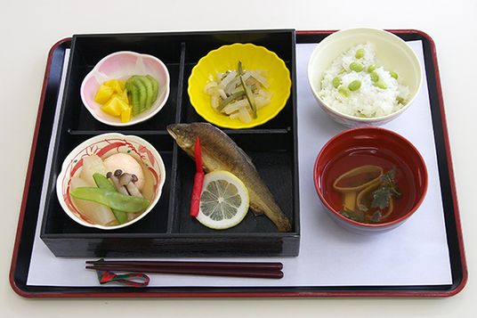健康食の盛り付け膳
