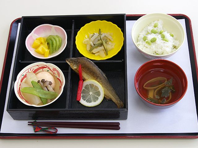 健康食の盛り付け膳 料理 彩り豊かな食事は、栄養バランスの良さも考慮されています。季節の味覚をお楽しみいただけます。