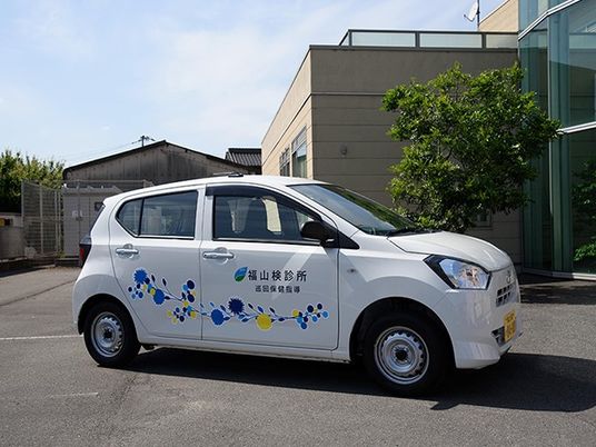 送迎車と建物の外観  