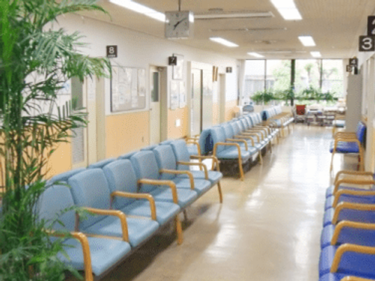 明るい廊下の待合席  