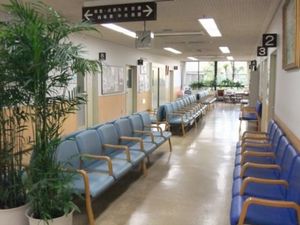 明るい待合廊下  