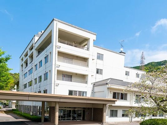 白い建物の外観  