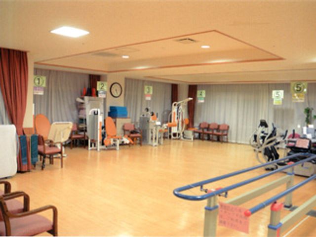 運動機器のある部屋 機能訓練室 広々とした空間に運動機器が整っています。リハビリがしやすい環境です。
