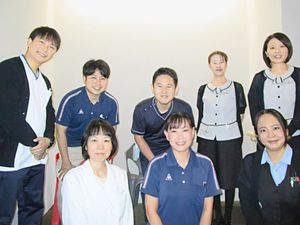 スタッフ集合の室内  