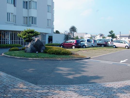 建物前の駐車場  