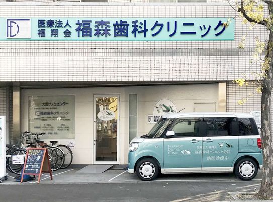 案内板と車両の外観