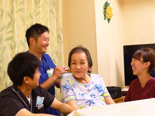 笑顔で話すスタッフたち