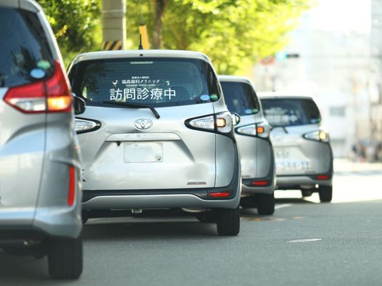 訪問診療中の車列