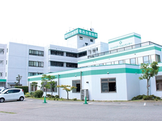 白と緑の施設外観  