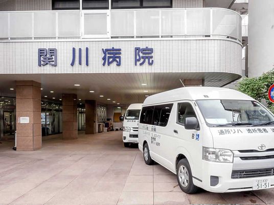 病院の送迎車が並ぶ外観  