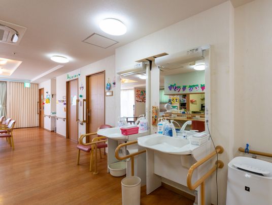 笑顔のスタッフと入居者