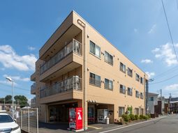 三階建て建物の外観