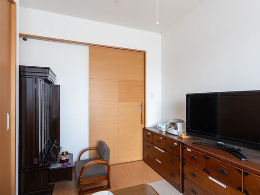 車椅子の高齢者と笑顔の集い