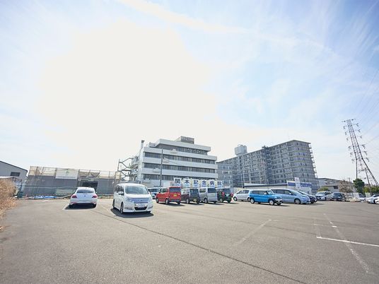 建物前の駐車場と外観  