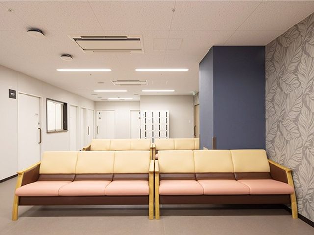 明るい待合室のソファ ラウンジ   ゆったりとしたソファが並ぶ明るい共有スペースです。来訪対応や休憩の場として使いやすそうです。