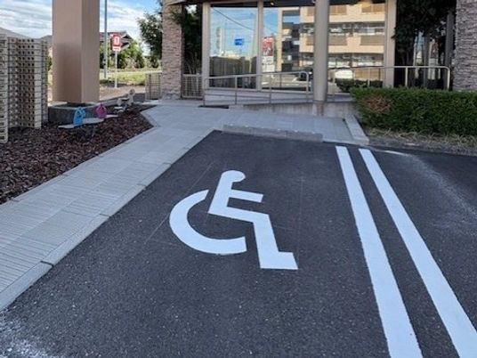 車椅子マークのある玄関前  
