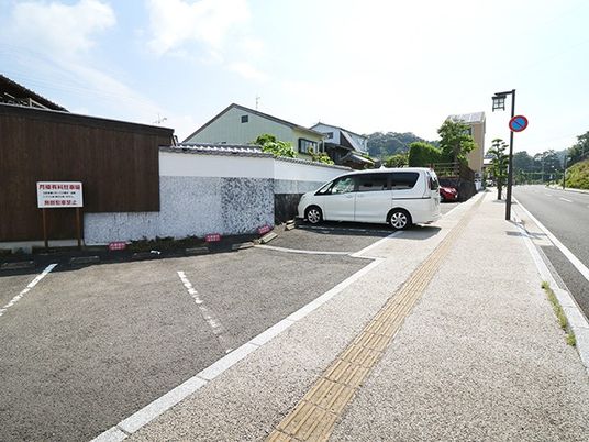 施設前の駐車場外観  