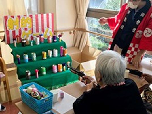 楽しそうな射的ゲーム中の一室