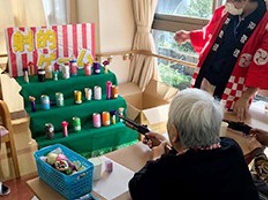 楽しそうな射的ゲーム中の一室