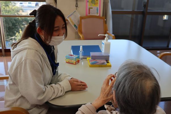 優しい会話をする居室